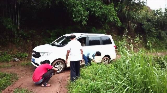 小伙给贫困户送完衣服后,就开车掉坑里了,你怎么看?