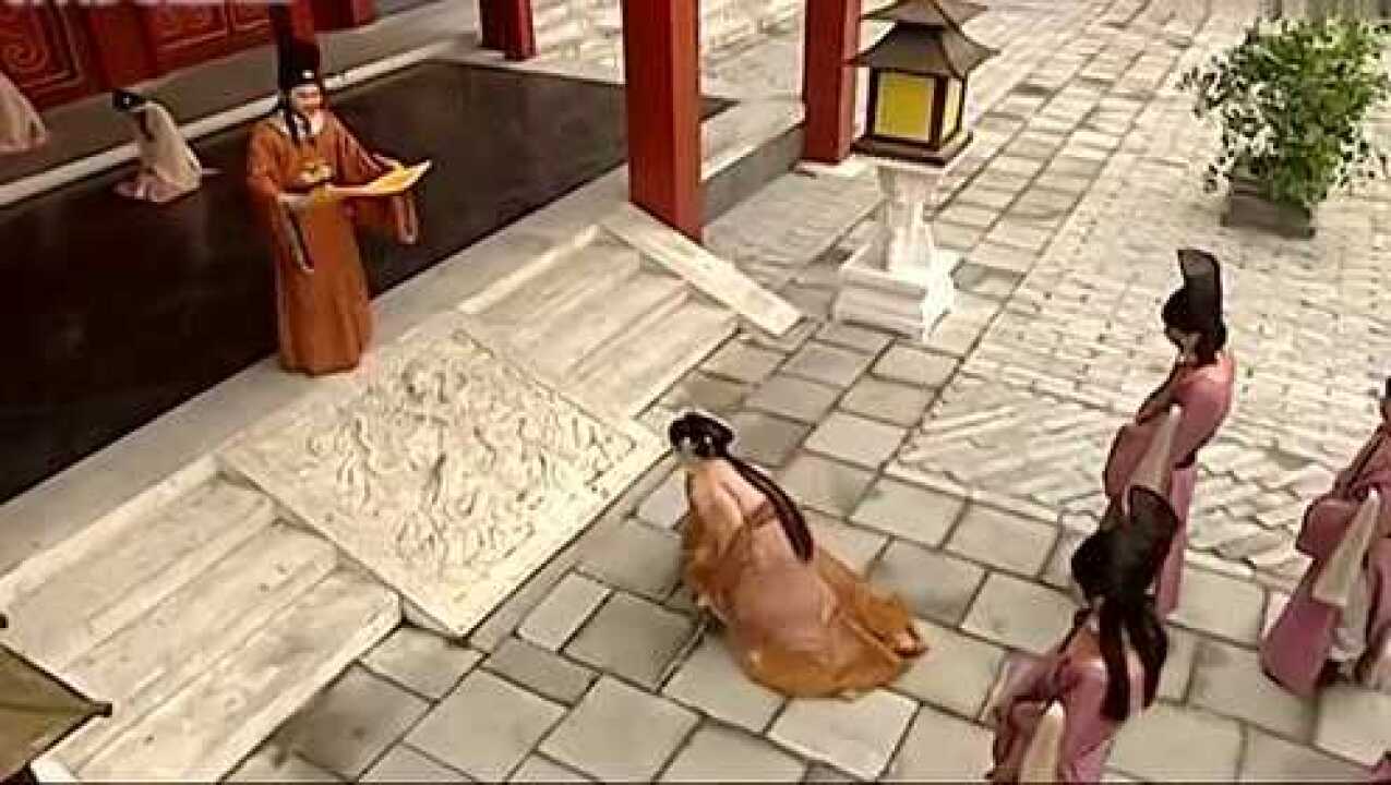 古代打板子合集，美女在挨板子前嘚瑟往死里打，结果真被打死了_高清