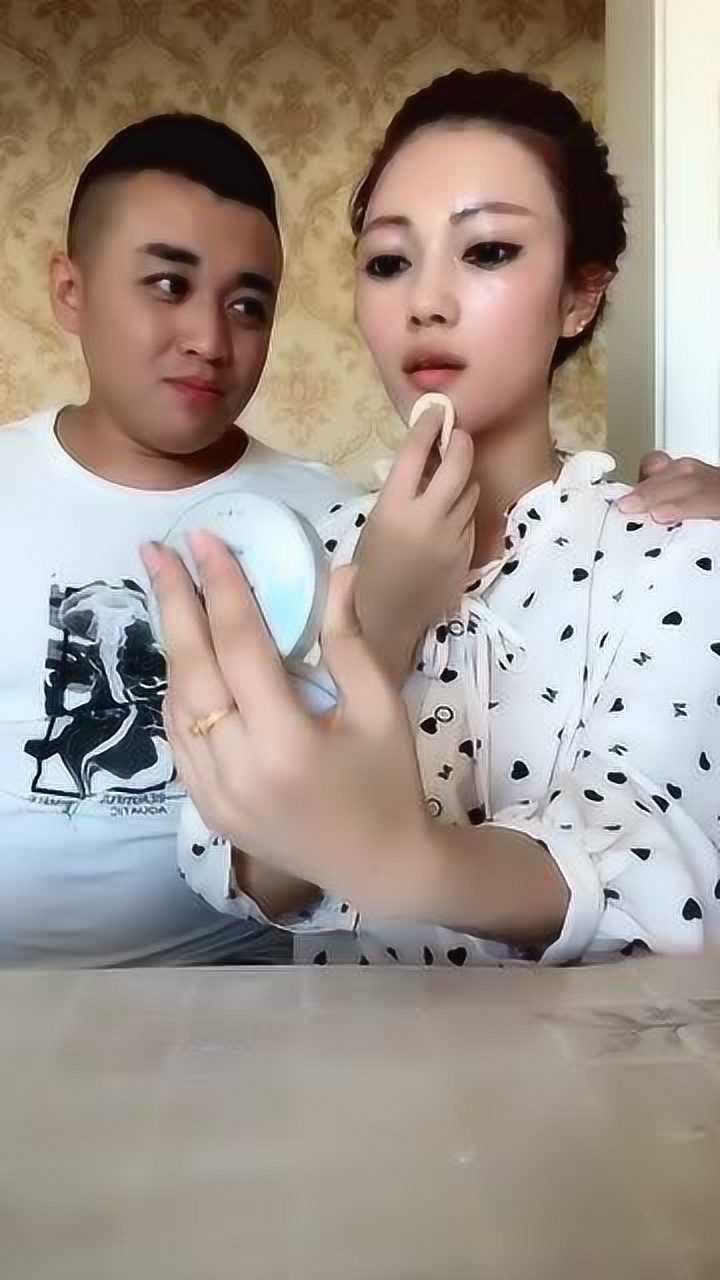 老公亲了美女一口,没想到亲了一嘴的粉,这是在刮腻子吗?