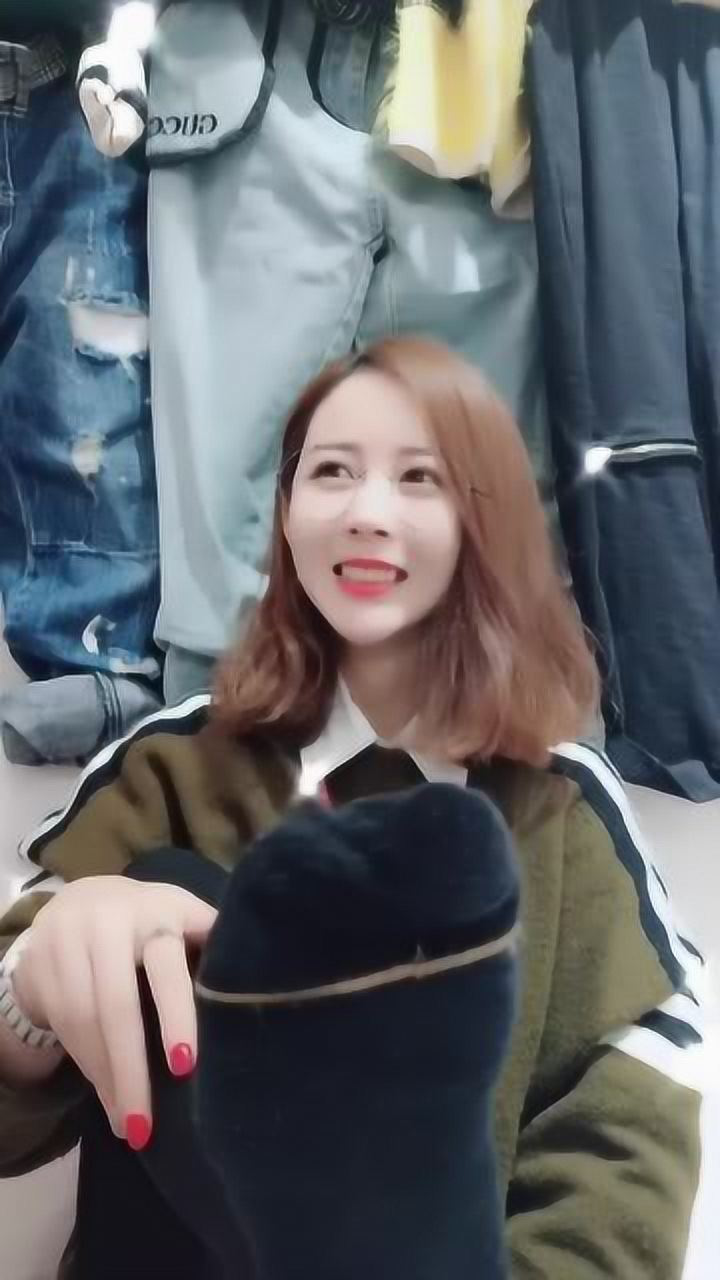 美女闻自己的袜子,最后害羞了