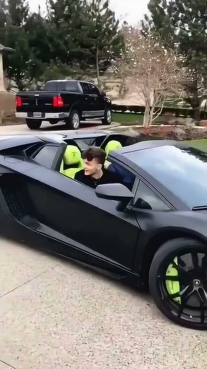 帅气的富二代,18岁就开上兰博基尼,大牛了人生的巅峰啊