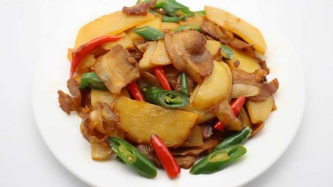 三层肉炒土豆片,香辣适中,好吃又解馋