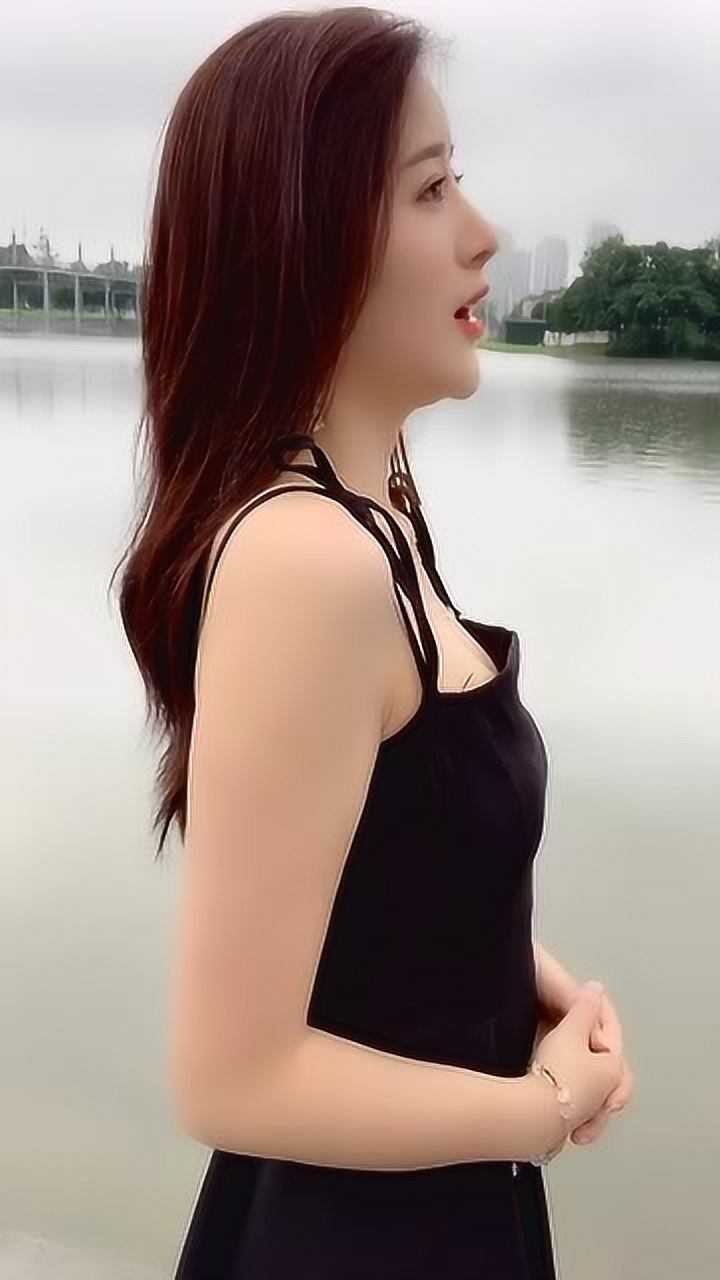 美女侧面也太好看了吧