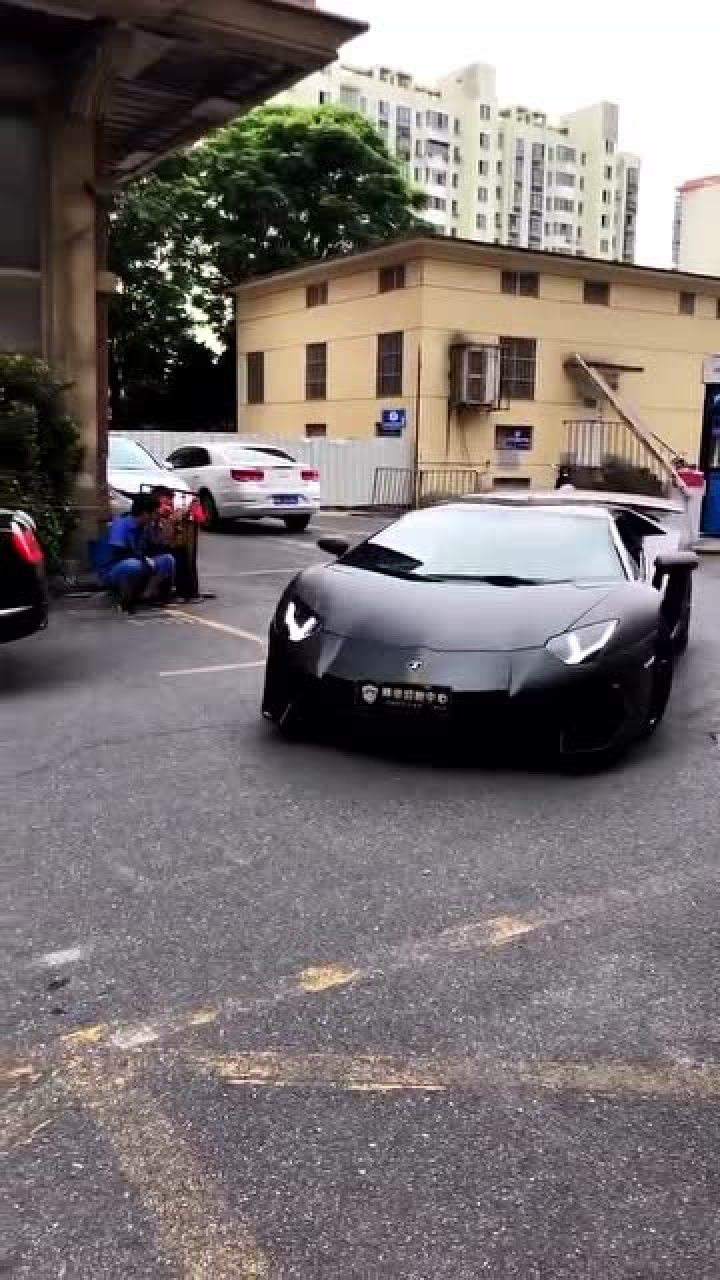 精神小伙单手开兰博基尼大牛的样子是真的帅