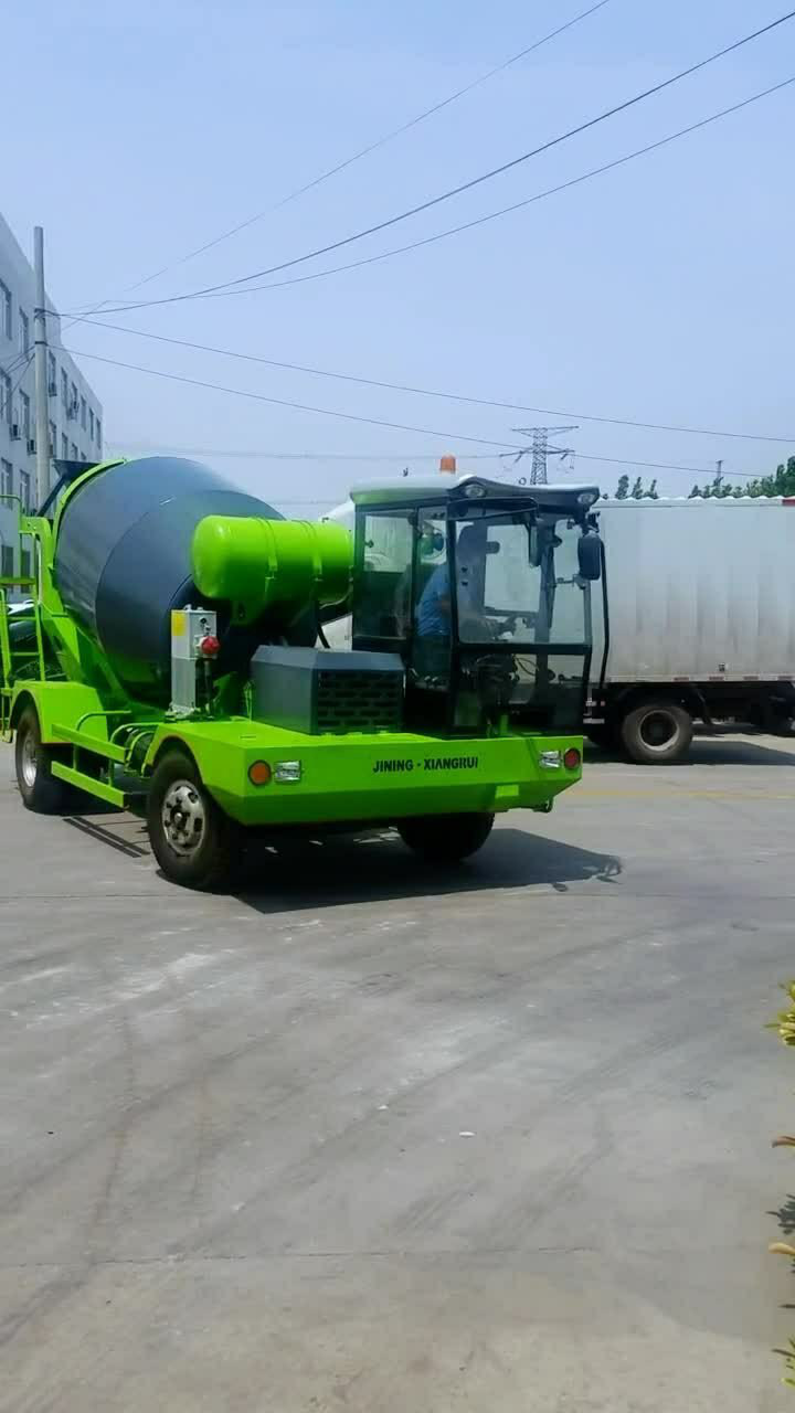 绿色的搅拌车,这个颜色,太符合大哥的气质了