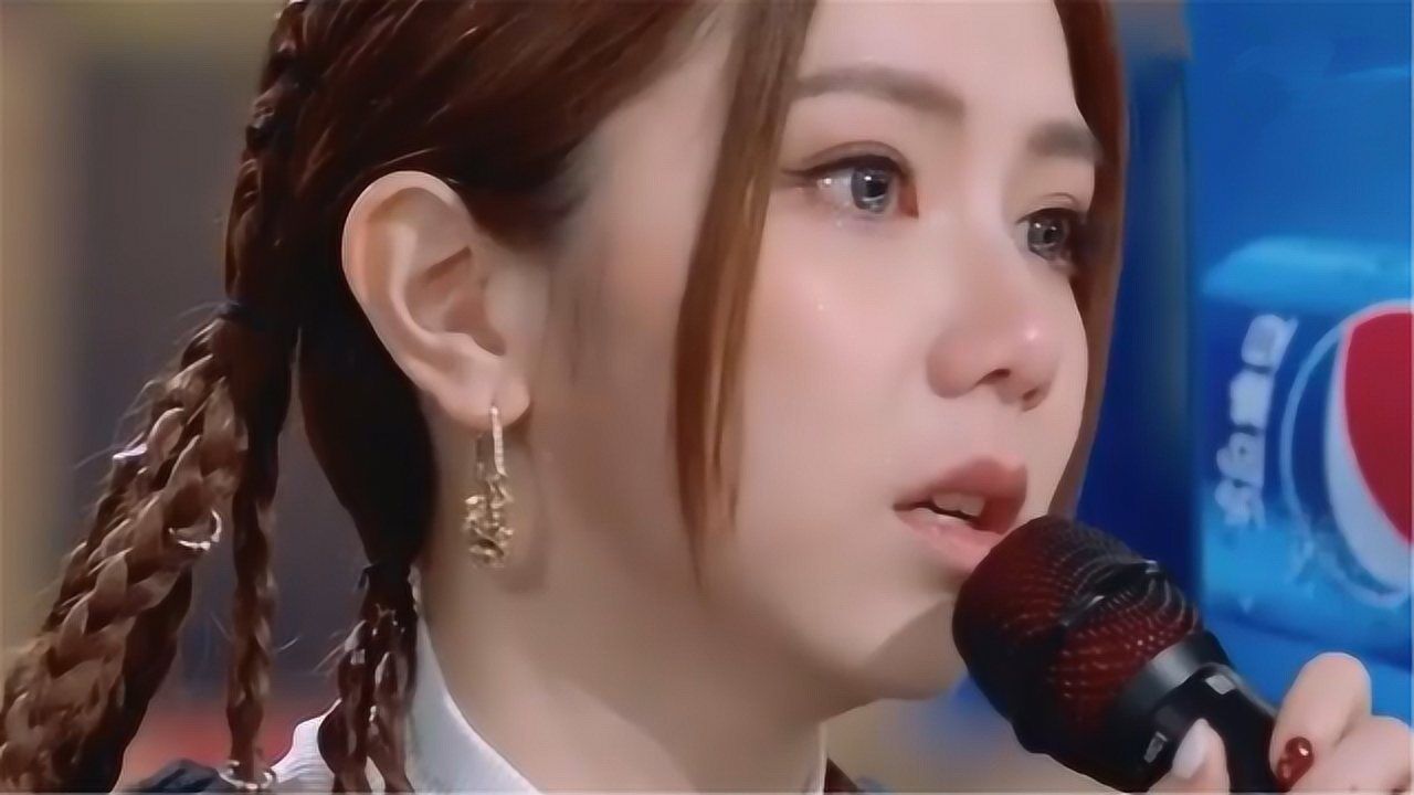 面对这位18岁男孩 邓紫棋说着说着情不自禁地哭了