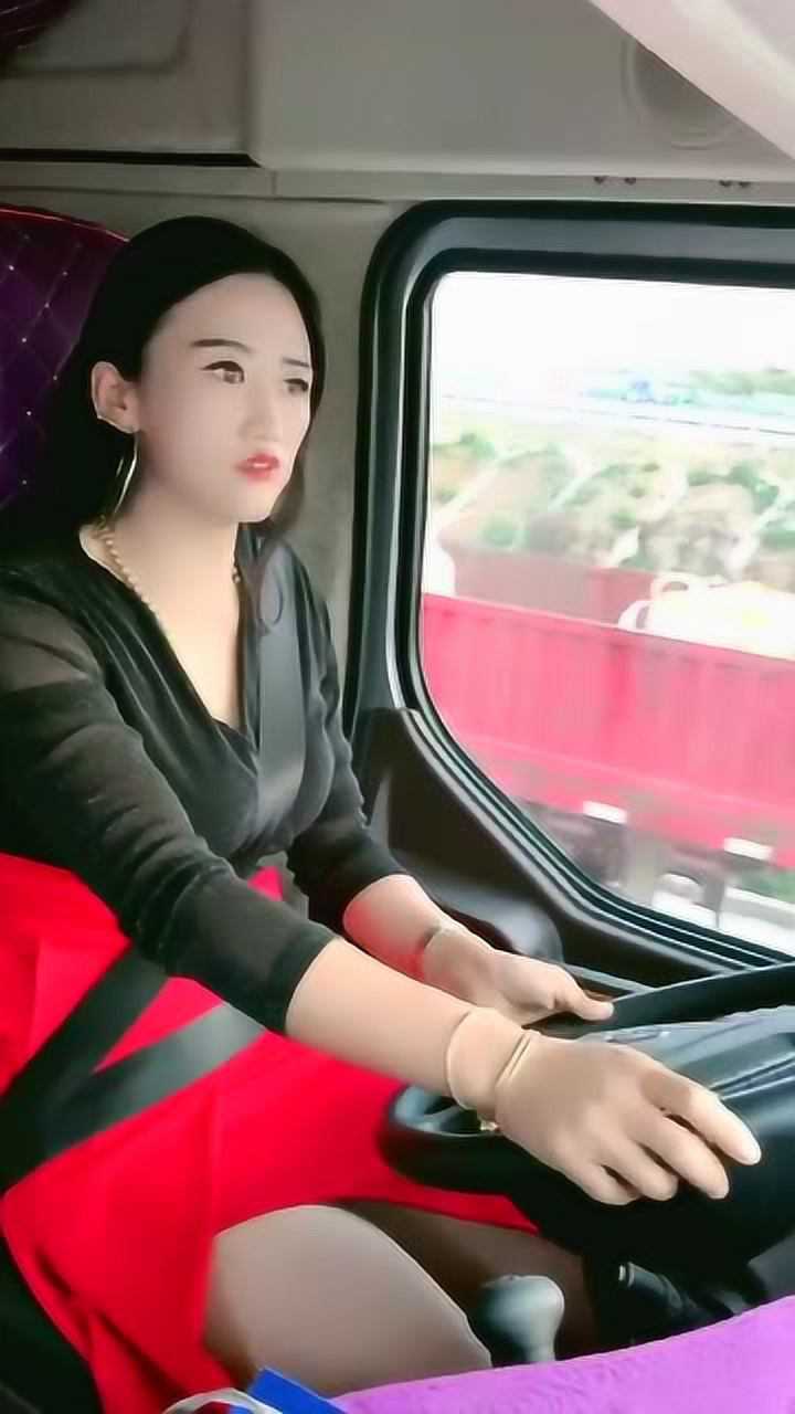 卡车女司机穿裙子开车这也太凉快了吧