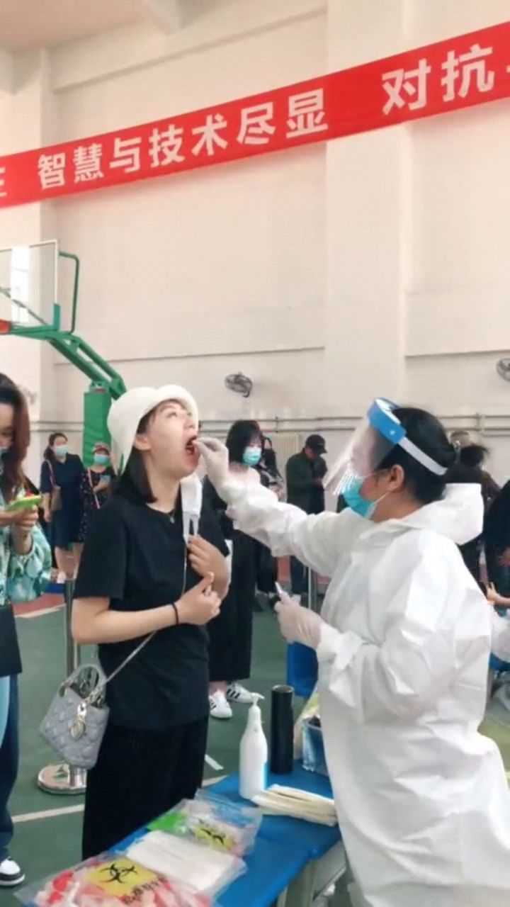 美女核酸检测,捅进鼻孔那一下,肯定酸爽极了!