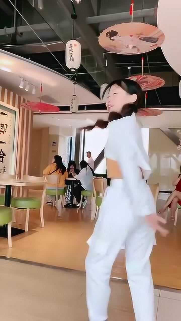 看背影以为是童模宋小睿转身后没想到是楚涵太让人失望了