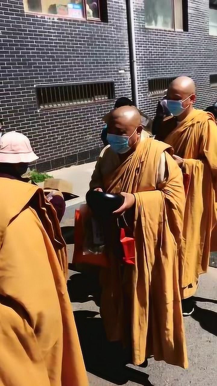 五台山大宝寺来祈福的人还要给钱据说是心诚则灵