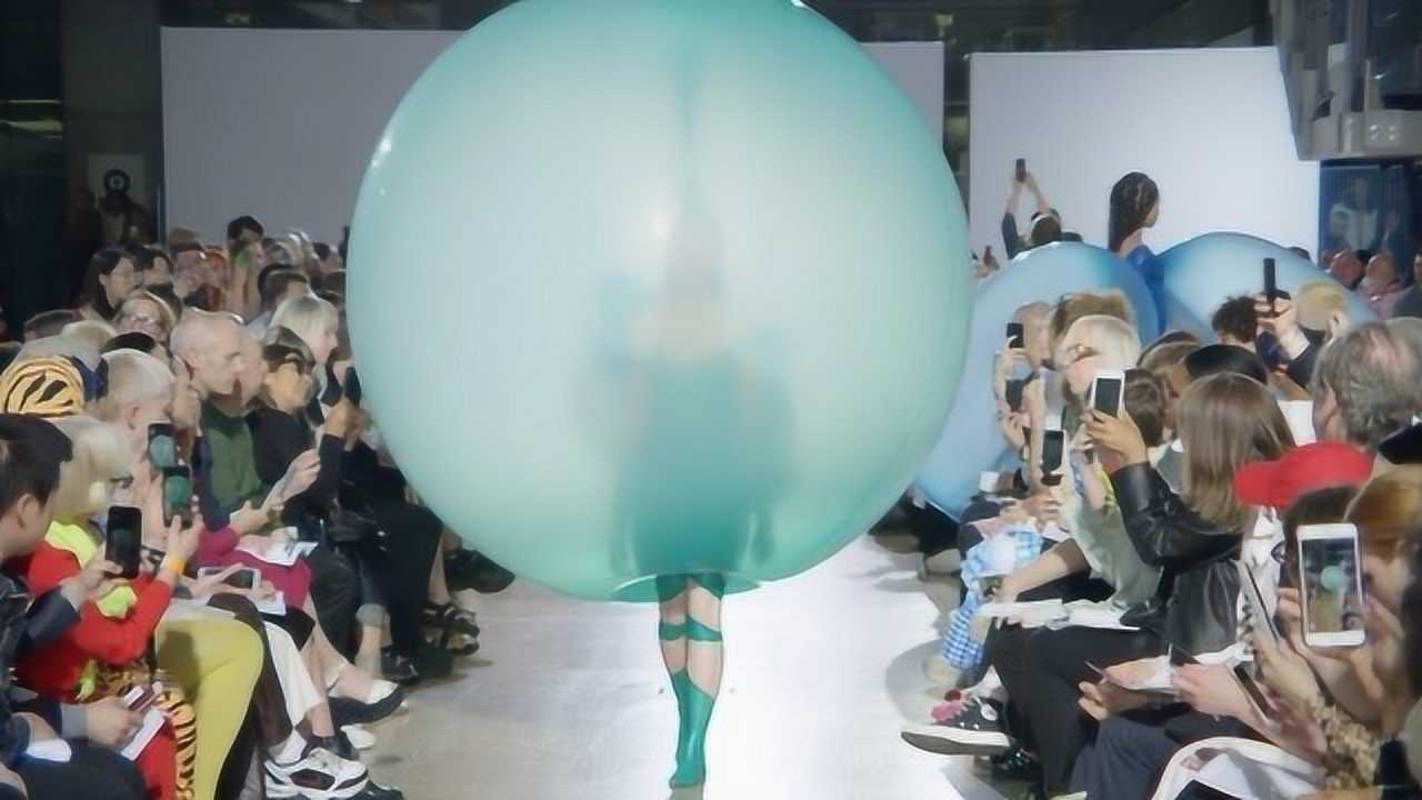 模特穿着"大气球"出场,走到一半漏气了,下一秒让人惊艳_腾讯视频