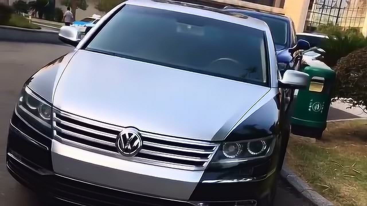 大众辉腾这样改装白色的机头盖,加上带有亮边的门框,看上去很霸气!