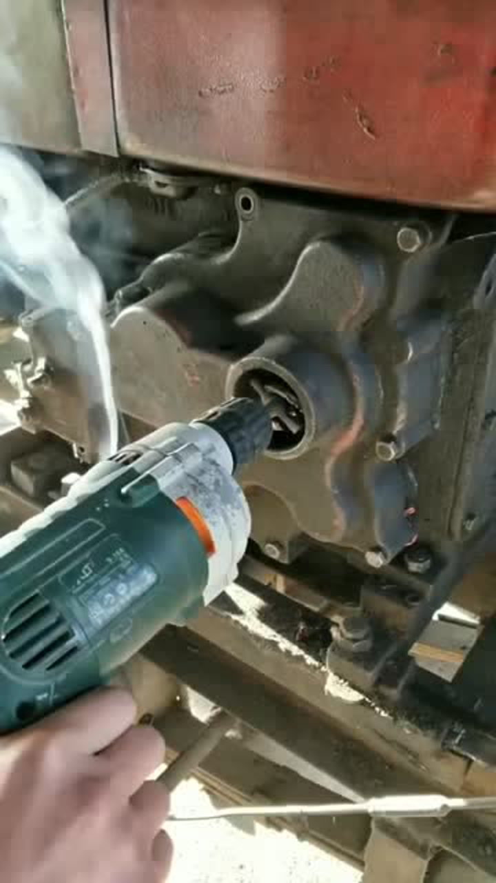 用电钻给拖拉机打火电钻里面的铜丝都烧的冒烟了