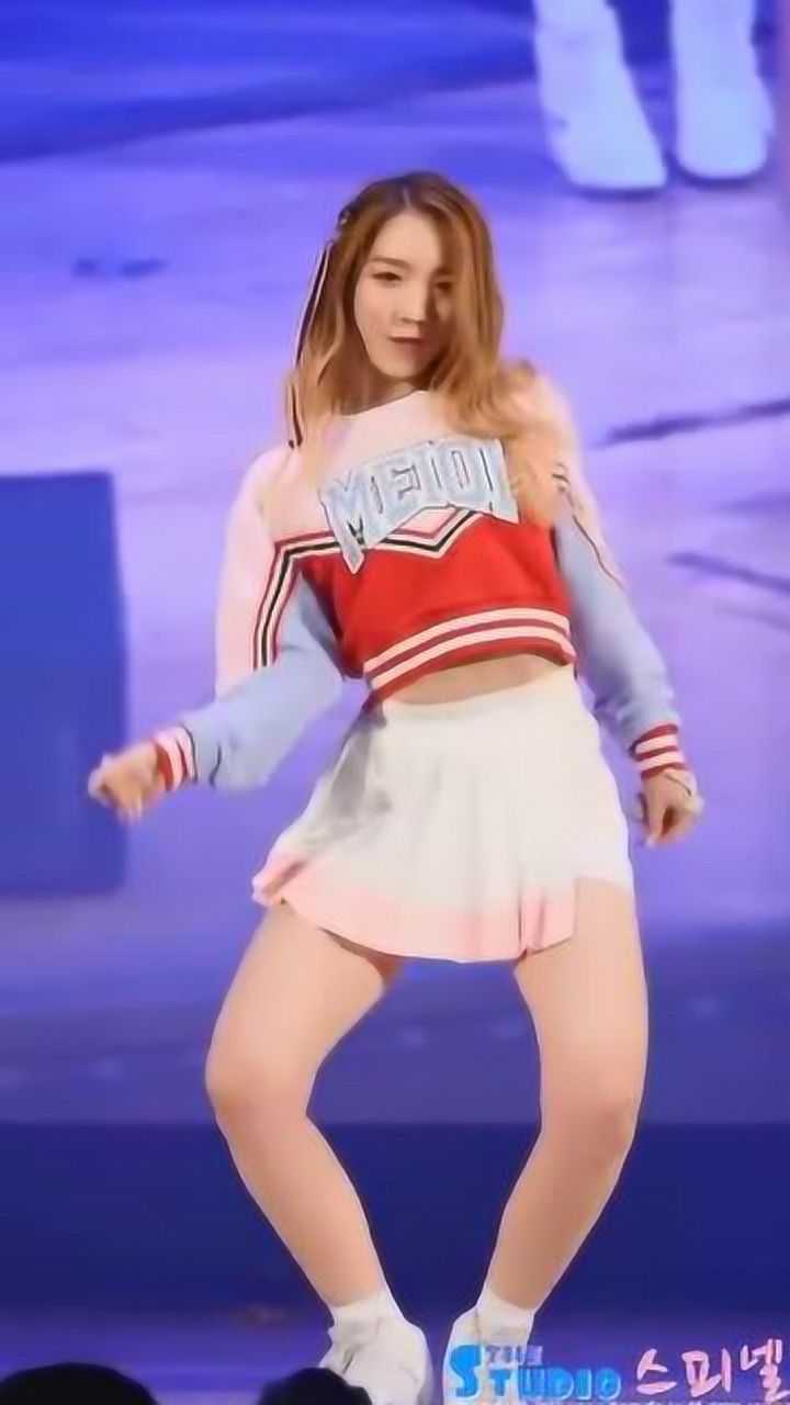 孟美岐跳舞表演蕾哈娜的work害羞的小跺脚好可爱哦