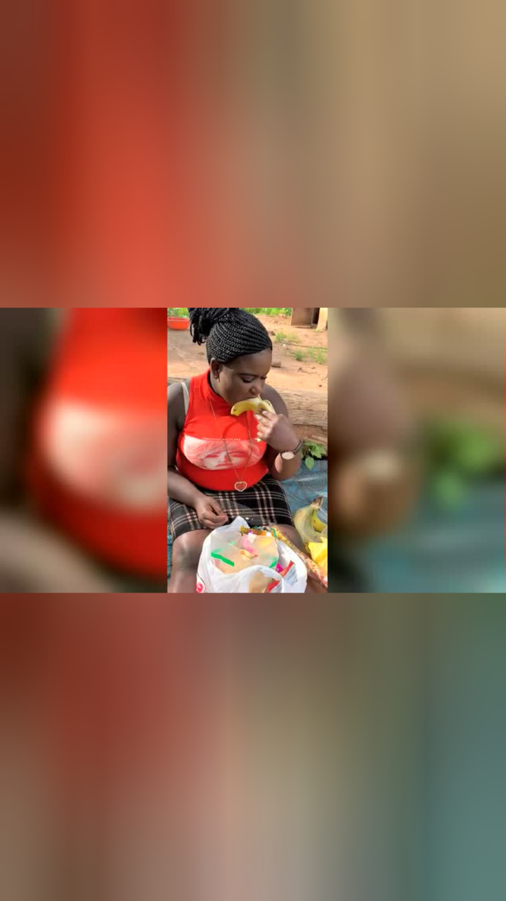 非洲的瑞秋女神吃完水果吃零食像戴了发套一样笑得真开心