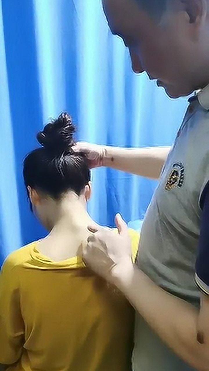 第七颈椎脊突偏歪豌豆骨顶压复位教学示范