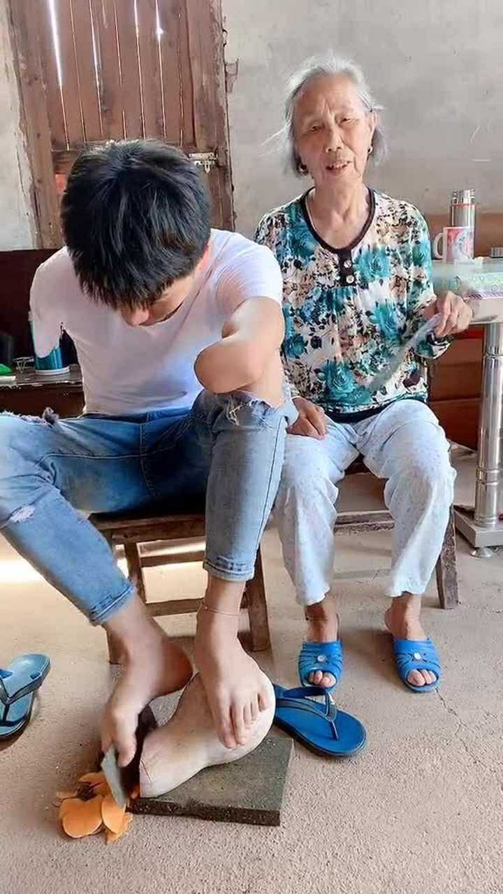虽然我没有了胳膊但是我从未放弃帮家里干活因为我懂得感恩