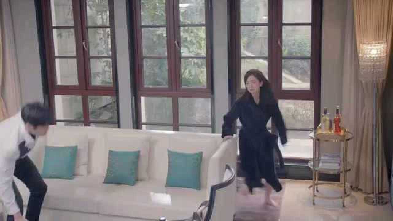 视频是双向的都不懂这下全公司都知道美女被扒光了衣服_腾讯视频