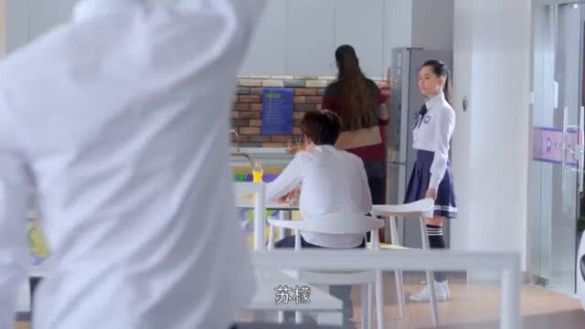 超少年密码女同学关心王源送热饮,却遭女孩追求者嫉妒盯上了