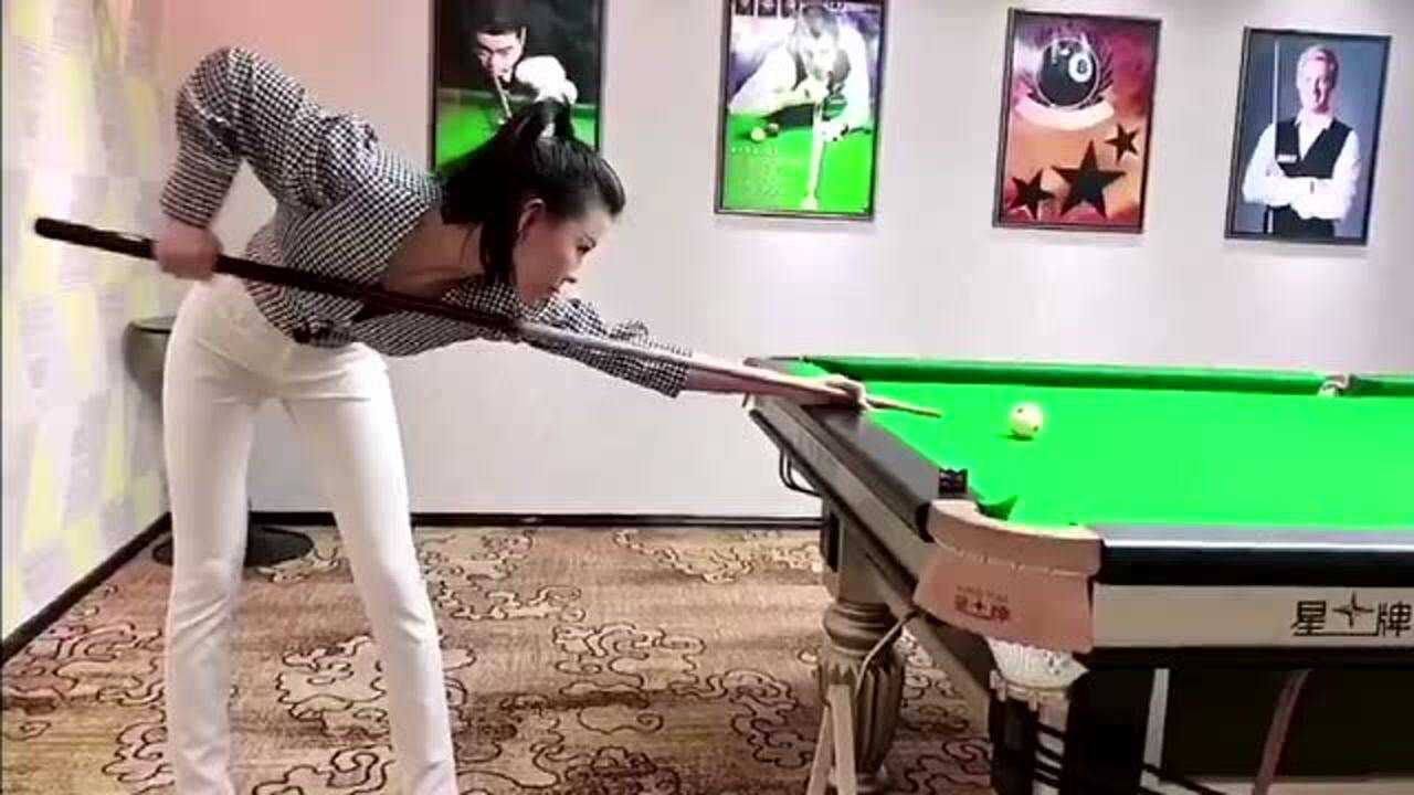 台球厅新来的女陪练,老板让她上来展示一下,果然是高手!