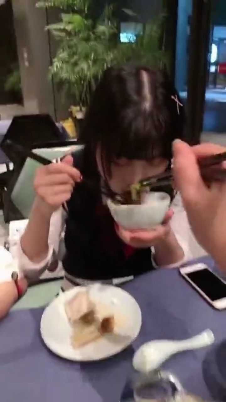 女友带闺蜜一起来吃饭故意给她闺蜜夹菜没想到女朋友居然是这个反应