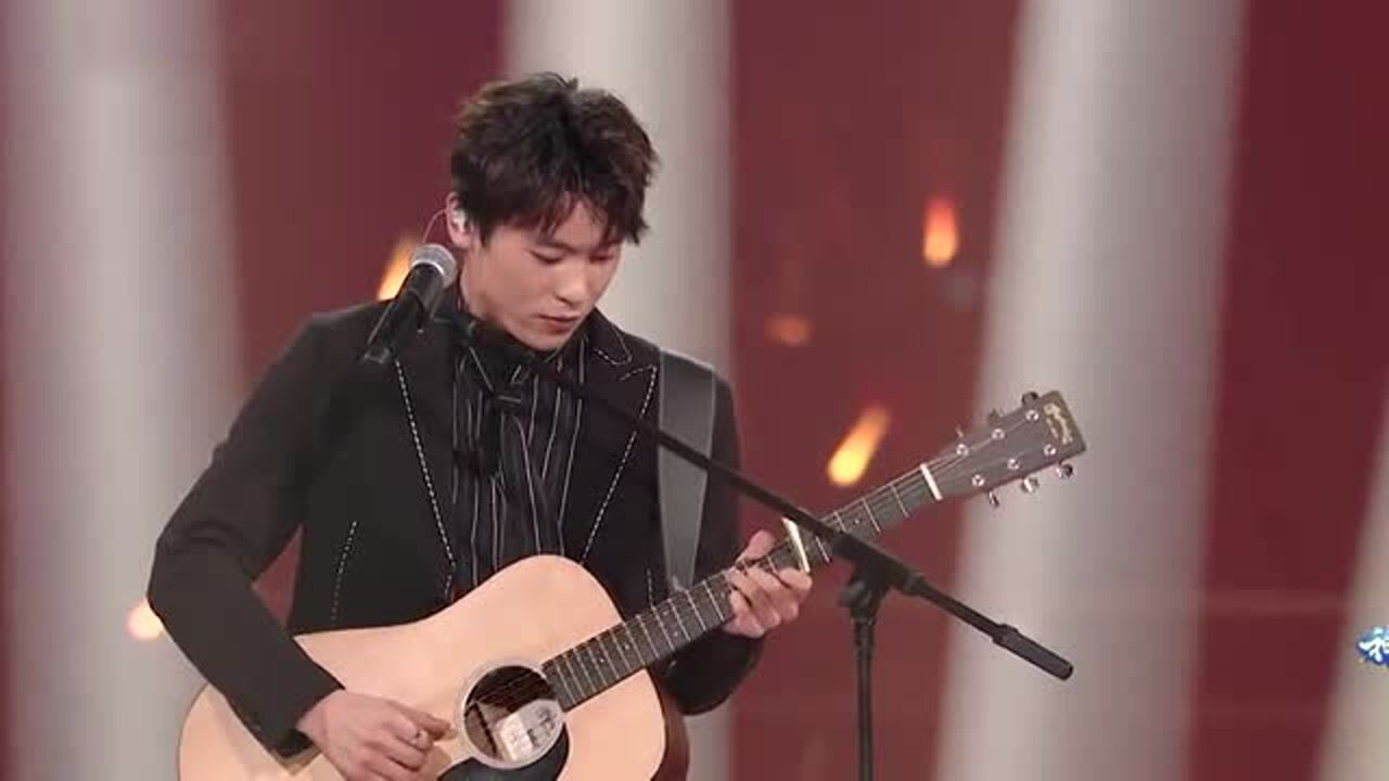 隔壁老樊献唱演唱多想在平庸的生活拥抱你极具魅力的歌声陶醉全场