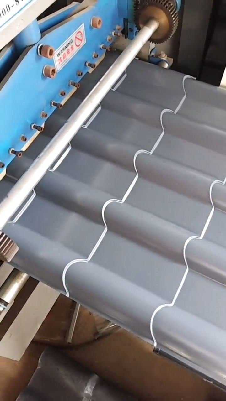 新型的彩钢瓦打破传统常规,既好看又实用