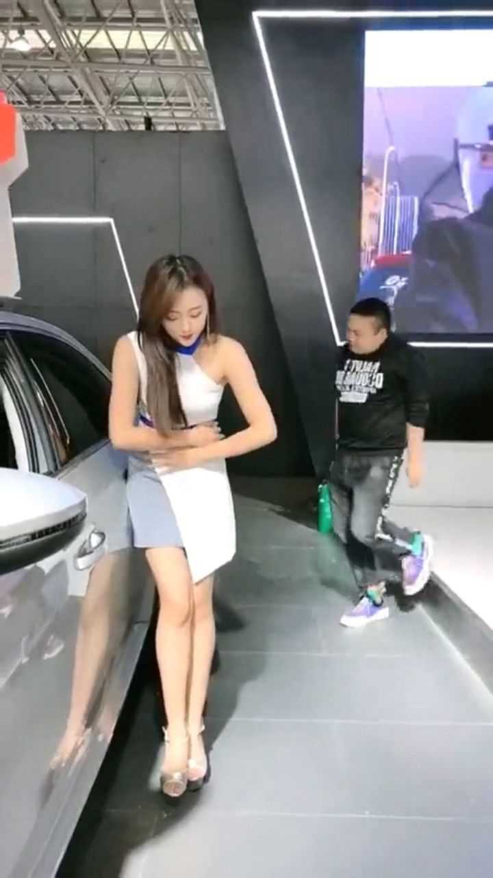 车模在展览会上肚子疼看见客人立马笑脸相迎直男竟然没看出来