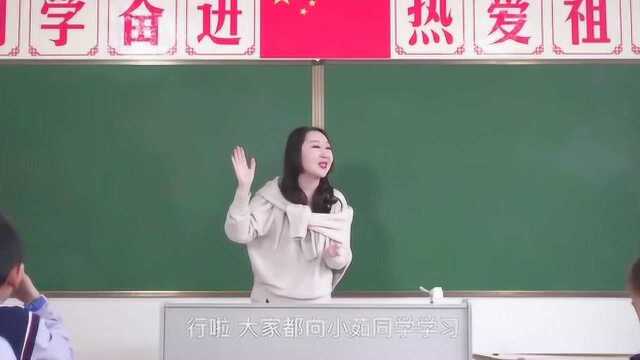 同学好不容易出的黑板报,却被你俩擦干净了?