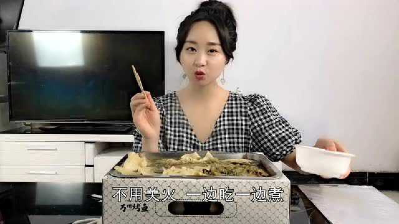妹子试吃“自热酸菜烤鱼”，就像吃火锅一样，看起来好高端！_高清