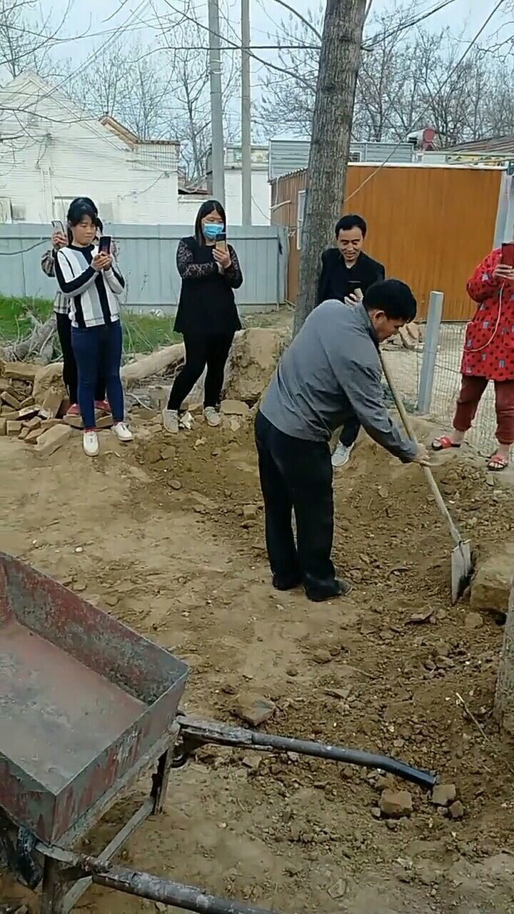 一个人干活,一群人围观,他们的手机内存够用吗?