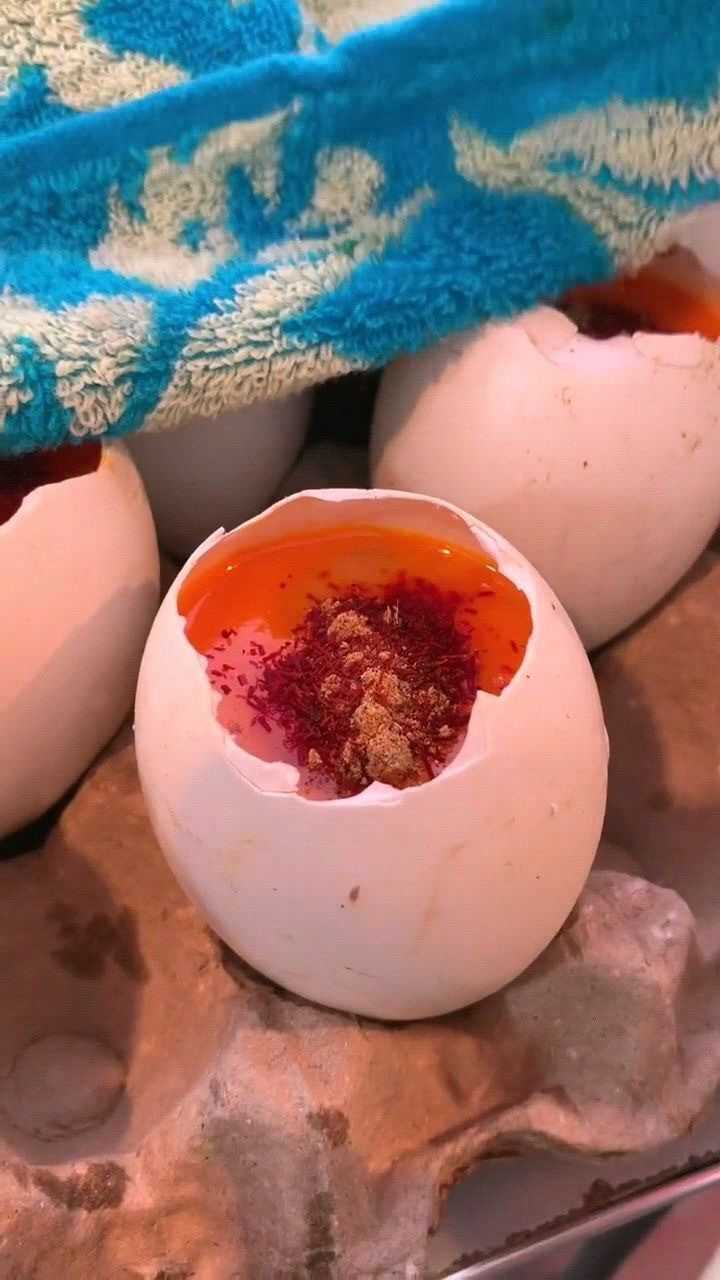 新疆特色烤蛋50元一个的烤鹅蛋里面加了蜂蜜红花茴香等中药材有吃过的