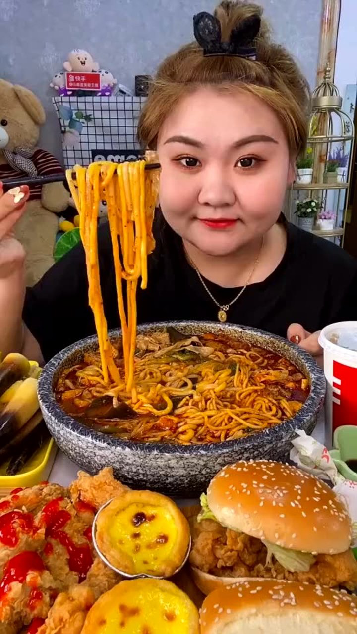 当吃播真的好幸福呀一个人对着手机吃一群人对着手机咽口水
