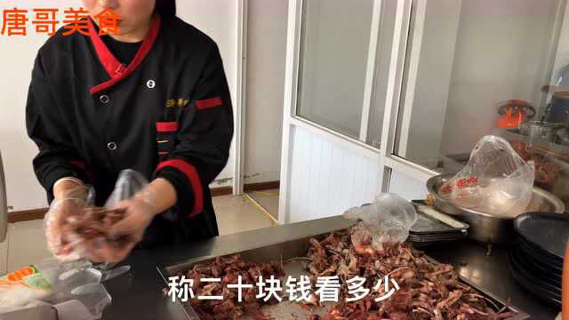 徐州沛县漂亮妹妹开店卖狗肉,切一份夹烧饼再配个蒜头真美味!