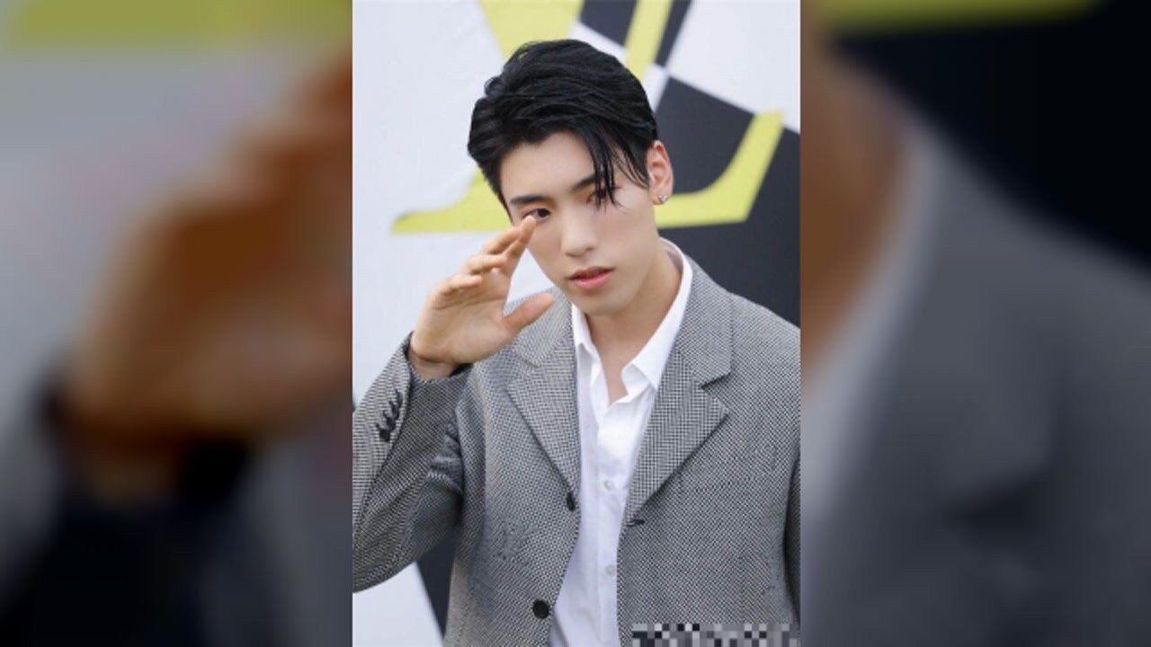 今日份沙雕快乐王子异招牌动作上线记者灵魂发问他为什么要拜我