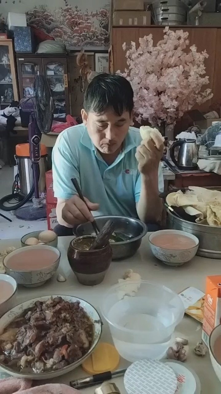 大衣哥忙到现在才吃饭