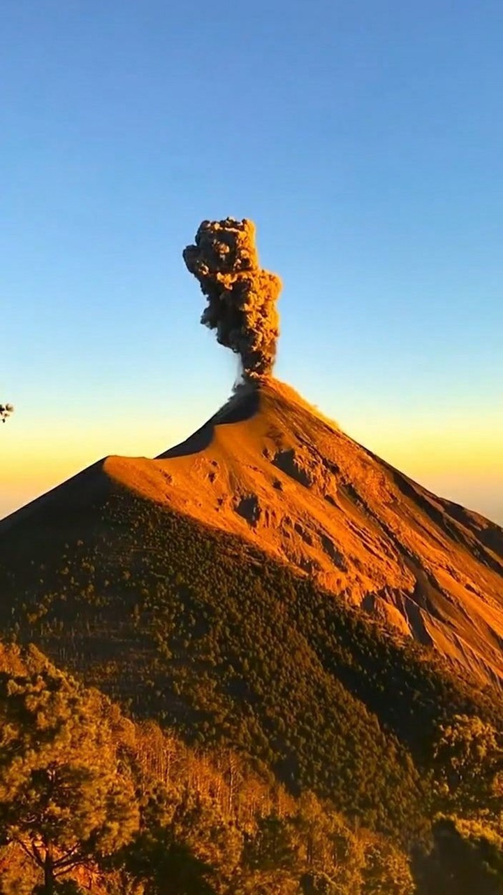 近距离拍摄火山爆发大自然的力量真的是无穷的啊