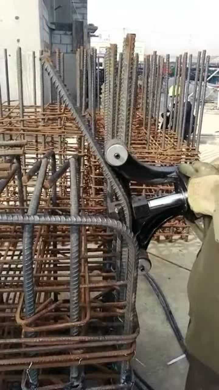 工地实拍原来钢筋都是这么掰弯的长见识了