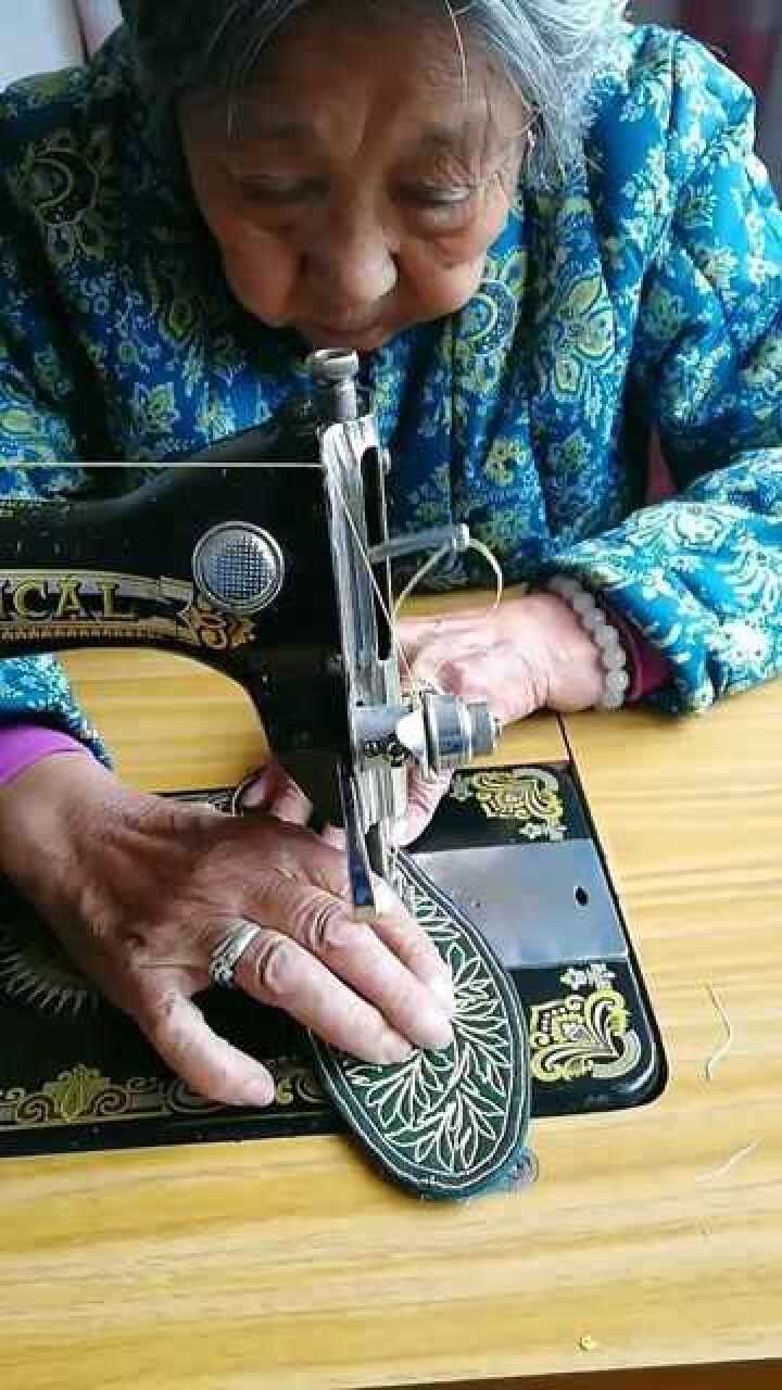 七十多岁的老奶奶还能用缝纫机在鞋垫子上绣花真是太厉害了