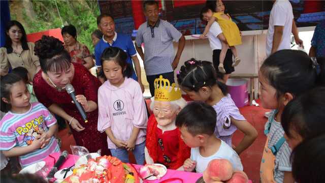 洛阳嵩县:百岁老人过寿,请来剧团唱戏助兴,全村人围观祝贺