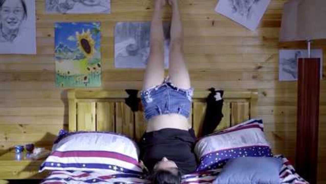 两个美女被绑架，绑匪把她们关在小屋，每天一起折磨她们_腾讯视频
