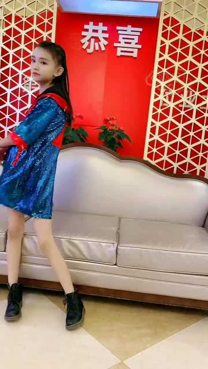 童模宋小睿跳舞的时候嘴里还哼着小曲这天穿皮靴不热吗