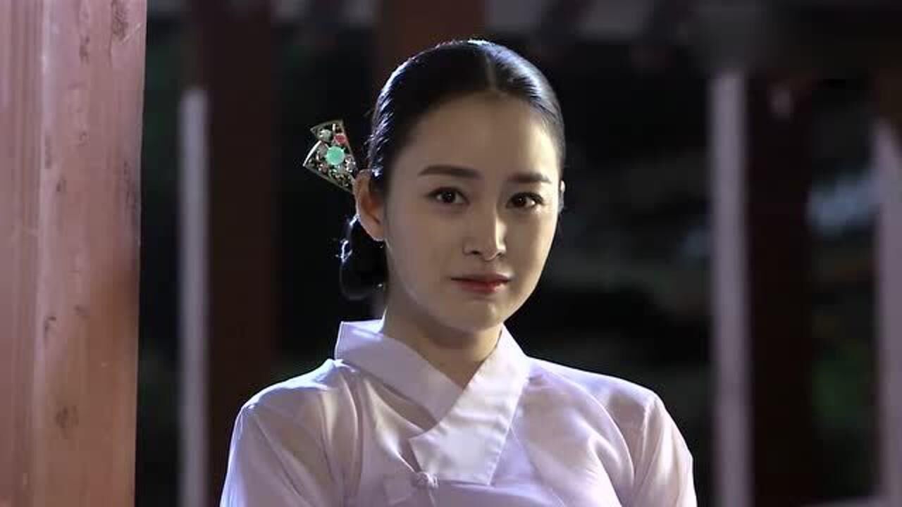 金泰熙太美,本要去王后殿的刘亚仁看到她后,转身找金泰熙侍寝