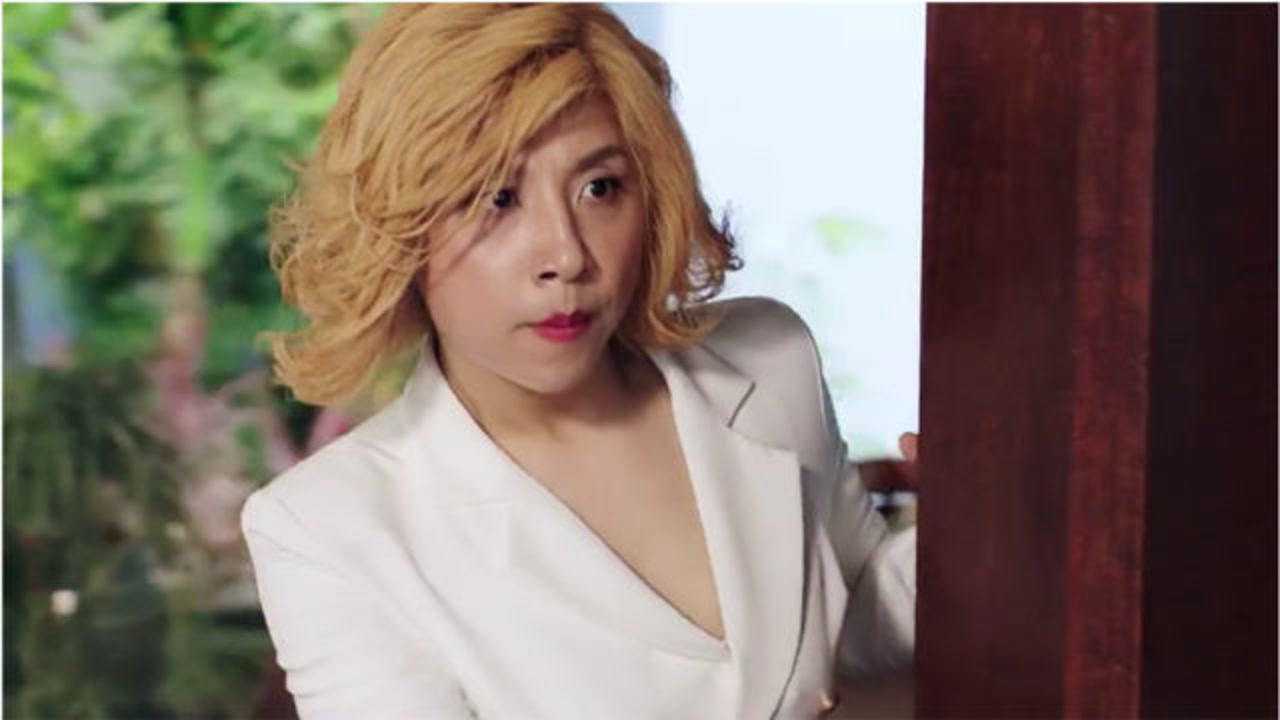 李茶的姑妈黄才伦艳女装大佬穿上高跟鞋走出了女王的气场