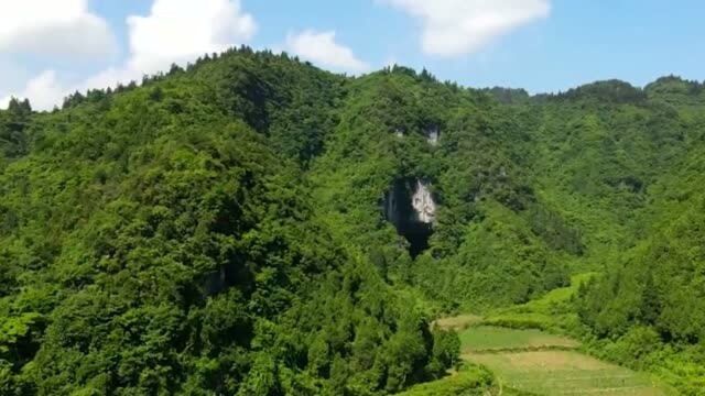 大山上发现一山洞,流出泉水正好村民饮用灌溉,大自然实在是太奇妙了