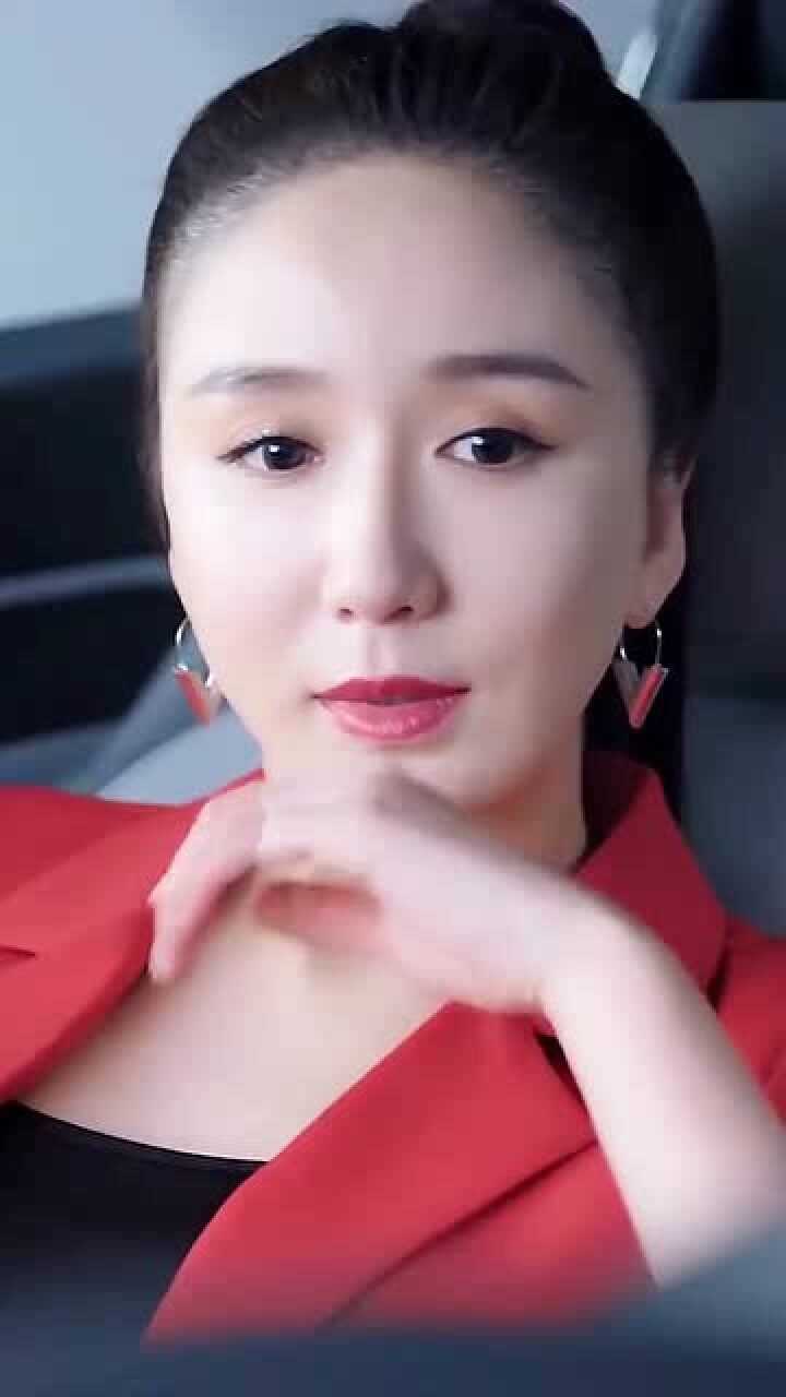 娄艺潇的气质就是那种大姐大的气质不管戏里戏外都霸气侧漏