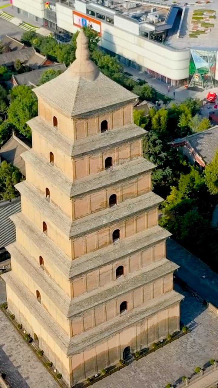 大雁塔可以说是最早 规模最大的唐代四方楼阁式砖塔.