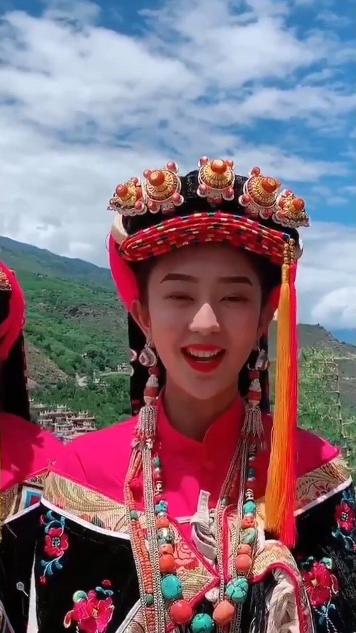 2019年丹巴金花银花石榴花同框无滤镜和美颜最后一个是凑数的