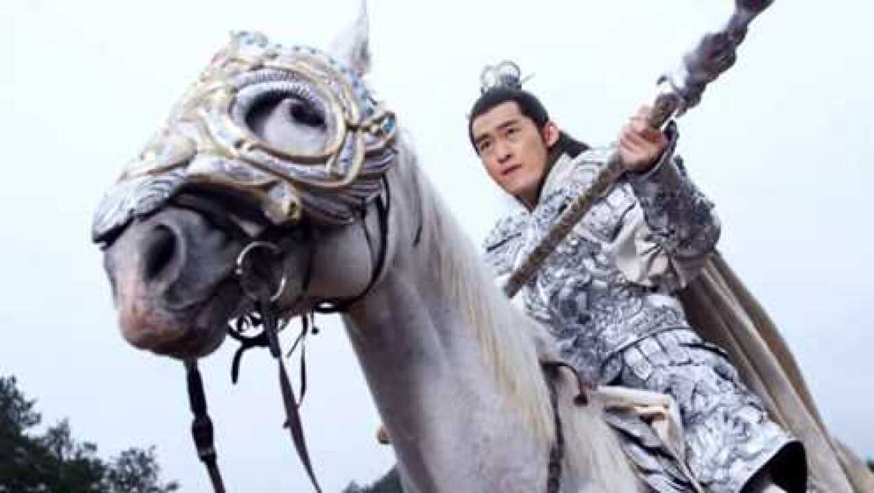 黑白将军的对决黑将军尉迟恭手持银鞭白将军罗成手持银枪