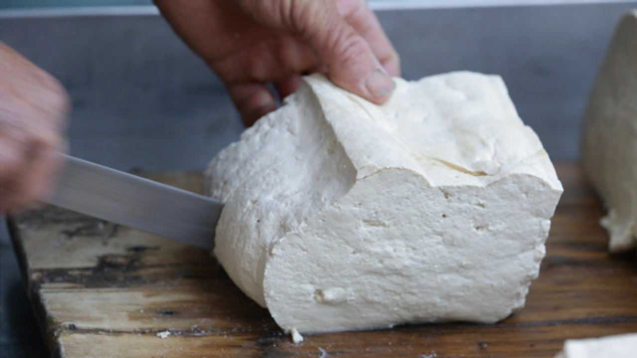 山西临县的手工豆腐,能用秤钩勾起来,来看看它是怎么做的